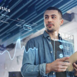 hombre-usando-una-tableta-para-trabajar-y-conectarse-con-otros