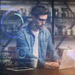 persona-trabajando-html-en-computadora